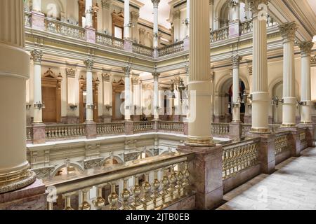 Säulen und Geländer in einem Flügel des Colorado State Capitol in Denver, Colorado Stockfoto