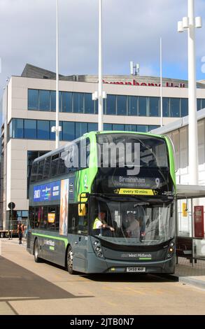 Alexander-Dennis Enviro 400MMC National Express West Midlands Doppeldeckerbus am 19.. August 2022 auf dem Centenary Square Birmingham. Stockfoto