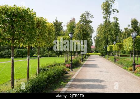 Ramon, Region Woronesch, Russland. 19. August 2021. Garten des Schlosses Oldenburg. Schlossanlage der Oldenburgsky. Dies ist der einzige Ort von res Stockfoto