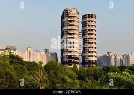 Noida, Uttar Pradesh, Indien. 27. August 2022. Supertech-Zwillingstürme vor dem Abriss mit Sprengstoff in Übereinstimmung mit einer Anordnung des Obersten Gerichtshofs, in Noida, Samstag, 27. August 2022.über 3.700 kg Sprengstoff werden am 28. August 2022 zum Abreißen der fast 100 Meter hohen Strukturen verwendet. (Bild: © Mohsin Javed/Pacific Press via ZUMA Press Wire) Stockfoto