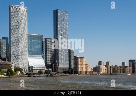 The Newfoundland, 1 Bank Street, Landmark Pinnacle and Cascades Buildings (L-R) mit Blick auf den Lower Pool der Themse bei Canary Wharf. Stockfoto