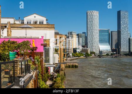 The Newfoundland, 1 Bank Street, & Landmark Pinnacle Buildings (L-R) mit Blick auf die Themse am Canary Wharf. Von den Hausgärten entlang der Narrow Street aus gesehen. Stockfoto