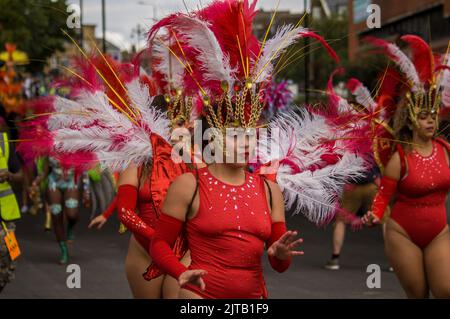 London, England. 29.. August 2022. Teilnehmer in einem traditionellen Samba-Outfit am zweiten Tag des Notting Hill Carnival. Kredit: Jessica Girvan/Alamy Live Nachrichten Stockfoto