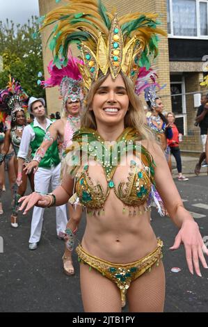 London, Großbritannien, 29/08/2022, London, Großbritannien. 29. August, London School of Samba die erste Parade beim Notting Hill Carnival 2022 wunderschöne Karnevalsleute, tolles Essen und eine sehr friedliche Gemeinschaft für alle zum Genießen. Stockfoto