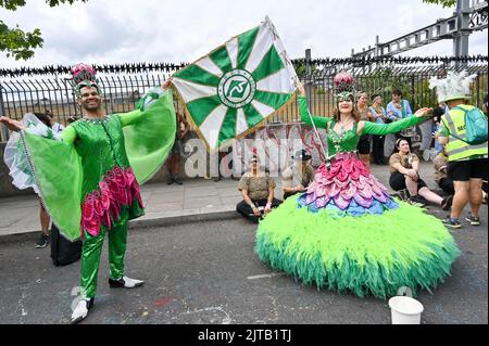 London, Großbritannien, 29/08/2022, London, Großbritannien. 29. August, London School of Samba die erste Parade beim Notting Hill Carnival 2022 wunderschöne Karnevalsleute, tolles Essen und eine sehr friedliche Gemeinschaft für alle zum Genießen. Stockfoto