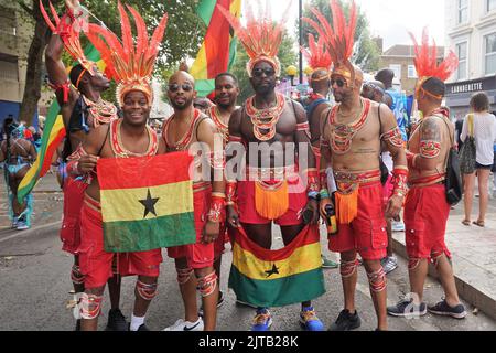 Notting Hill, London, Großbritannien. 29. August 2022. Londoners und Touristen genießen den letzten Tag des Notting Hill Carnival. Die Teilnehmer kleiden sich in bunten Kostümen und feiern die diesjährige Veranstaltung. Quelle: Uwe Deffner/Alamy Live News Stockfoto