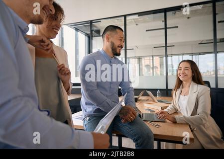 Zugeschnittenes Foto von Männern und Frauen, die mit Kollegen sprechen Stockfoto