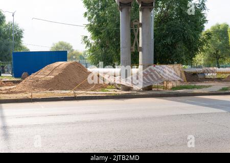 Rohr Wasser Sanitär Reparatur Klempner Ausrüstung Industrie arbeiten Mann, aus Metallhaus für Leck für Werkzeugschlüssel, Loch Waschbecken. Reparaturman rostigen Wasserhahn, Stockfoto