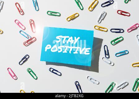 Der Text der Handschrift bleibt positiv. Geschäftsidee optimistisch sein motiviert gute Haltung inspiriert hoffnungsvoll Geschäftsmann Holding Tablet mit wichtig Stockfoto