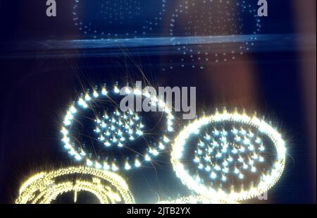 Metall-3D-Drucker druckt dreidimensionale Objekte aus Metallpulver in dunkler Nahaufnahme. Selektives Laserschmelzen. Laser-Sintermaschine für Metall. Additive Fertigung Metall 3D Drucktechnologie. Stockfoto