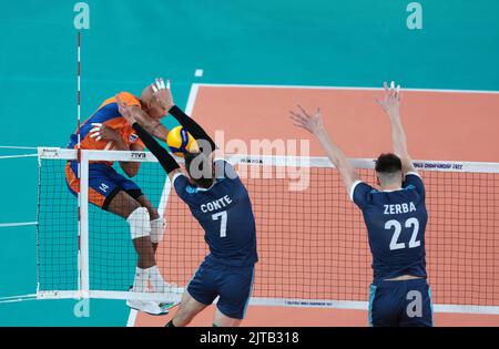 LJUBLJANA, SLOWENIEN - 29. AUGUST: Facundo Conte aus Argentinien und Nicolas Zerba aus Argentinien während der Volleyball-Weltmeisterschaft der Männer in der FIVB - Pool F - Vorbereitungsphase-Spiel zwischen den Niederlanden und Argentinien in der Arena Stozice am 29. August 2022 in Ljubljana, Slowenien (Foto: Borut Zivulovic/BSR Agency) Stockfoto