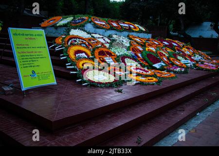 27. August 2022, Dhaka, Bangladesch: 46.. Todestag des Nationaldichters Kazi Nazrul Islam der Todestag von Nazrul, der weithin als rebellischer Dichter bekannt ist, wird in Bangladesch auf Bhadra 12 nach dem bangladeschischen banglaischen Kalender begangen. Das Ministerium für Kulturfragen wird in Zusammenarbeit mit dem Kabi Nazrul Institut und anderen Abteilungen und Organisationen des Ministerdienstes dem Dichter Tribut zollen, indem es am Grab von Nazrul Blumenkränze legt. (Bild: © MD. Noor Hossain/Pacific Press über ZUMA Press Wire) Stockfoto