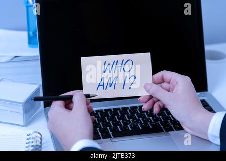 Textunterschrift, die darstellt, wer ich bin. Wort für Einführung Identifizieren Sie sich Persönlichkeit mag Abneigungen Profil Dame in Anzug hält Stift symbolisieren Stockfoto