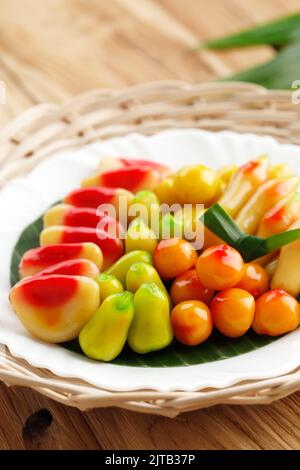 Kanom Look Choup Thai oder Kue Ku Buah Indonesia, fruchtschnelle Mungbohnen aus Mungbohnen und Zucker, manuell handgeformt wie eine Mini Fruit oder Vegeta Stockfoto