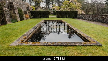 Blick auf die Gärten und Wasserflächen der Parcevall Hall im Frühling, Yorkshire Dales National Park, Großbritannien Stockfoto