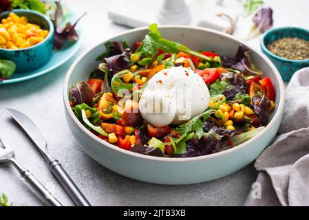 Burrata-Käse mit Gemüsesalat Stockfoto