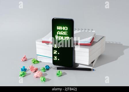 Textunterschrift, in der dargestellt wird, wer Sie fragen. Wort für sich selbst zu identifizieren Beschreibung persönliche Eigenschaften Lady stehen vor Kulisse halten Stockfoto