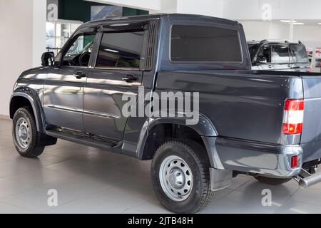 Russland, Izhevsk - 20. August 2021: UAZ Showroom. Neue moderne Pick-up UAZ Patriot im Händler Showroom. Sollers Automotive Group. Rücken- und Seitenansicht. Stockfoto