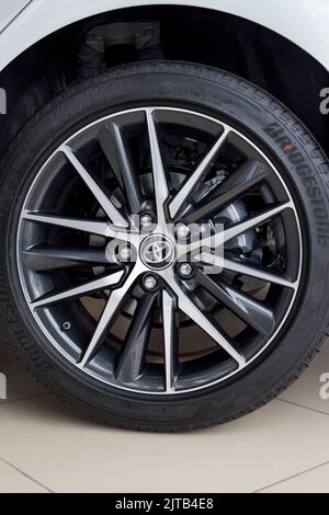 Russland, Izhevsk - 30. September 2021: Toyota Showroom. Das Rad des Toyota Camry Autos. Leichtmetallfelge und Bridgestone-Reifen. Berühmte Weltmarke. Stockfoto