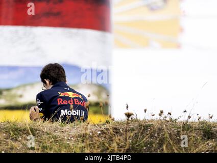 ZANDVOORT - Niederlande, 2022-08-29 15:40:49 ZANDVOORT - Ein Fan von Max Verstappen wartet auf die Ankunft der Formel-1-Teams vor dem Eingang des Circuit Zandvoort, wo das Formel-1-Rennen des niederländischen Grand Prix am kommenden Wochenende stattfinden wird. ANP KOEN VAN WEEL niederlande Out - belgien Out Stockfoto