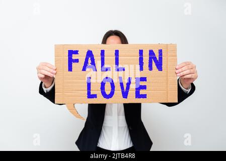 Schild mit dem Zeichen Fall in Love. Business Showcase Gefühle von liebevollen Emotionen über jemand anderen romantischer Glücksmann mit futuristischem Puzzlestück Stockfoto