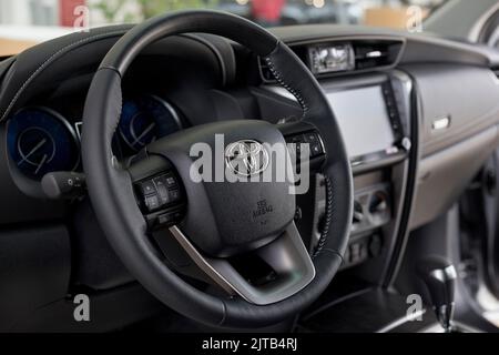 Russland, Izhevsk - 30. September 2021: Toyota Showroom. Lenkrad und Innenraum des neuen Offroad-Fortuners im Händlerraum. Moderne Verkehrsmittel. Stockfoto