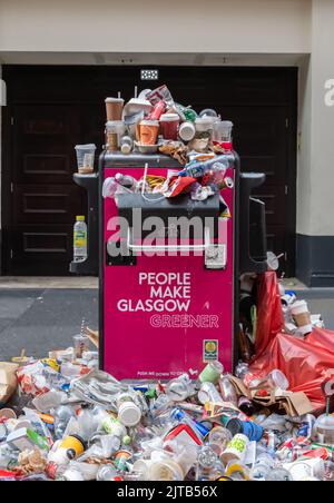 Glasgow, Schottland, Großbritannien. 29.. August 2022. Während des laufenden bin Strike überlaufen Mülltonnen in der Buchanan Street mit Abfall. Kredit: Skully/Alamy Live Nachrichten Stockfoto