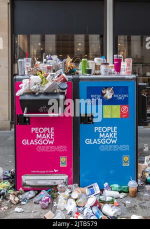 Glasgow, Schottland, Großbritannien. 29.. August 2022. Während des laufenden bin Strike überlaufen Mülltonnen in der Buchanan Street mit Abfall. Kredit: Skully/Alamy Live Nachrichten Stockfoto