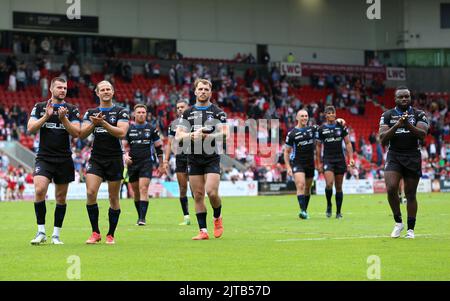 Wakefield Trinity gehen über die Fans, die nach dem Spiel der Betfred Super League im Totally Wicked Stadium, St. Helens, applaudieren. Bilddatum: Montag, 29. August 2022. Stockfoto