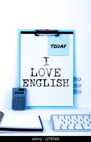 Inspiration mit Schild I Love English. Geschäftsidee, die Zuneigung für die internationale Grammatik Frau mit Lap Top auf dem Schreibtisch zeigen zu haben Stockfoto