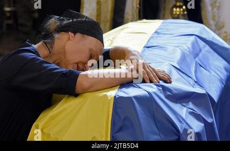 Nicht exklusiv: KIEW, UKRAINE - 28. AUGUST 2022 - Eine Frau in Schwarz trauert am Sarg mit dem Leichnam des ukrainischen Verteidigers Roman Barvinok-Skrypal, 29, Stockfoto
