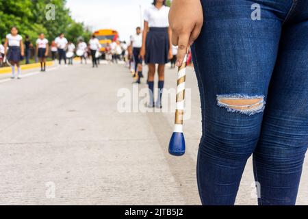 Cheerleader Lateinamerikas, die an den Feierlichkeiten der Nationalfeiertage für die Unabhängigkeit teilnehmen Stockfoto