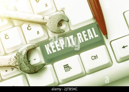 Schild mit „Keep IT Real“. Wort geschrieben auf sich selbst ehrlich authentisch echt sagen die Wahrheit immer Stockfoto