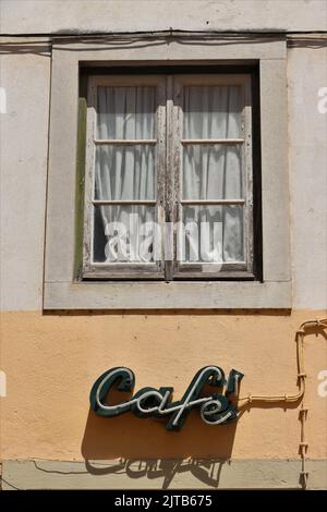 Altes Ladenschild in der Innenstadt von Coimbra Stockfoto