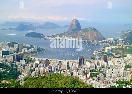 Atemberaubende Luftaufnahme von Rio de Janeiro mit dem berühmten Zuckerhut vom Corcovado-Hügel in Rio de Janeiro, Brasilien, Südamerika Stockfoto