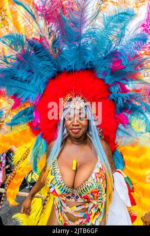 London, Großbritannien. 29. August 2022. Der Notting Hill Carnival kehrt nach der wohlverpflichen Pause für den Montag an den Bankfeiertagen im August zurück. Es ist normalerweise eine jährliche Veranstaltung auf den Straßen des Royal Borough of Kensington und Chelsea, über das Wochenende an den Feiertagen im August. Kredit: Guy Bell/Alamy Live Nachrichten Stockfoto