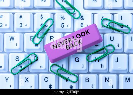 Textunterschrift mit „Never Look Back“. Geschäftskonzept Bedauern Sie Ihre Handlungen nicht. Seien Sie optimistisch. Wichtige Mitteilung auf Stück geschrieben Stockfoto