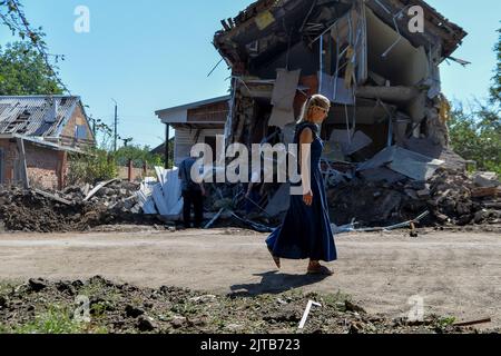 Kostyantyniwka, Ukraine. 29. August 2022. Eine Frau kommt an einer örtlichen Baptistenkirche vorbei, die durch nächtliche Schübe zerstört wurde. Viele Bewohner des Donbas sind seit Beginn der Invasion vor sechs Monaten aus der Region geflohen, aber einige haben sich entschieden, trotz verstärkter Artilleriebombargierung zu bleiben. (Foto von Madeleine Kelly/SOPA Images/Sipa USA) Quelle: SIPA USA/Alamy Live News Stockfoto