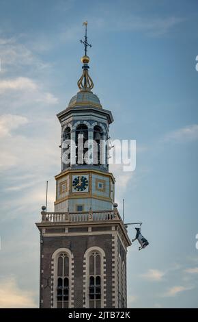 Kampen, Provinz Overijssel, Niederlande, 25.08.2022, Detail der Nieuwe Toren von Kampen, ein Turm mit einem Glockenspiel und einem Kunstwerk einer hängenden Kuh Stockfoto