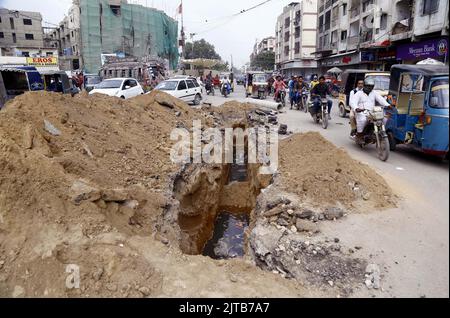 Sukkur, Pakistan, 29. August 2022. Die Ansicht, dass unvollständige Bauarbeiten des Kanalisationssystems aufgrund des langsamen Baustempos Probleme für Pendler verursachen, und sie fordern die betroffene Abteilung auf, die Arbeiten im So bald wie möglich, das sich im Gurumandir-Gebiet in Karachi am Montag, den 29. August 2022 befindet, abzuschließen. Stockfoto