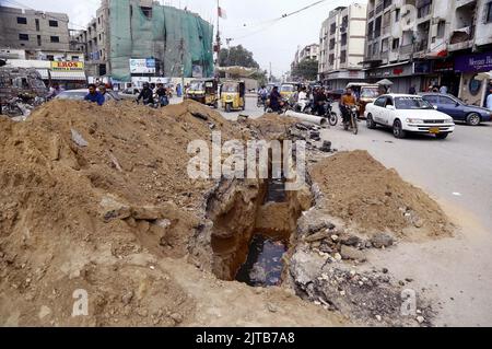 Sukkur, Pakistan, 29. August 2022. Die Ansicht, dass unvollständige Bauarbeiten des Kanalisationssystems aufgrund des langsamen Baustempos Probleme für Pendler verursachen, und sie fordern die betroffene Abteilung auf, die Arbeiten im So bald wie möglich, das sich im Gurumandir-Gebiet in Karachi am Montag, den 29. August 2022 befindet, abzuschließen. Stockfoto