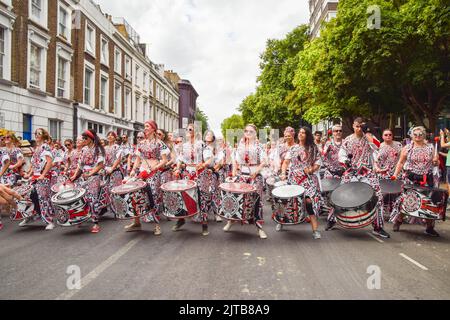 London, Großbritannien. 29.. August 2022. Trommler treten am zweiten Tag in der Parade auf, als Notting Hill Carnival nach einer zweijährigen Abwesenheit zurückkehrt. Kredit: Vuk Valcic/Alamy Live Nachrichten Stockfoto