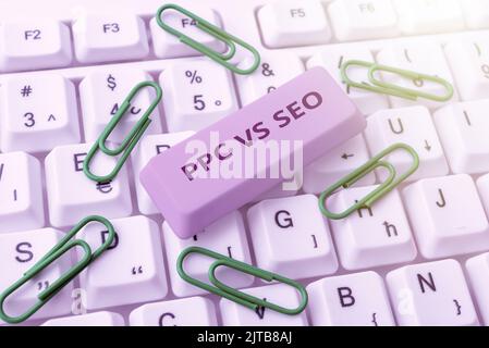 Textunterschrift mit PPC vs. Seo. Unternehmensübersicht Zahlen Sie pro Klick gegen Suchmaschinen-Optimierungsstrategien Businessman Holding Speech Bubble Stockfoto