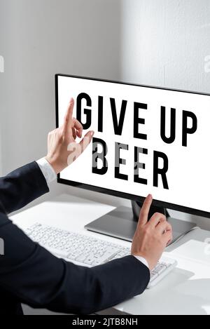 Konzeptuelle Darstellung Give Up Beer. Konzept Bedeutung aufhören zu trinken Alkohol Behandlung für sucht gesunde Ernährung Hand Holding Panel Board Aktuelle Anzeigen Stockfoto