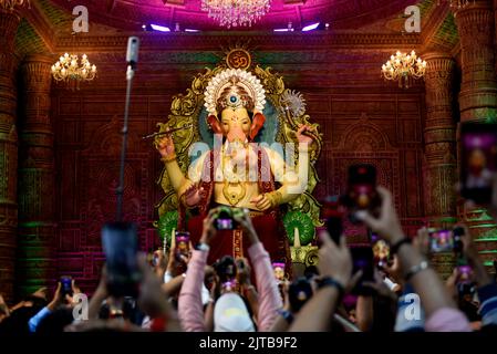 Mumbai, Maharashtra, Indien. 29. August 2022. Während der Einweihungsfeier am Vorabend des Ganesh Chaturthis-Festivals in Mumbai, Indien, am 29. August 2022, schießen die Menschen ein berühmtes Elefantenbild mit Hindu-Ganesh-Idol „Lalbaugcha Raja“. (Bild: © Indranil Aditya/ZUMA Press Wire) Stockfoto