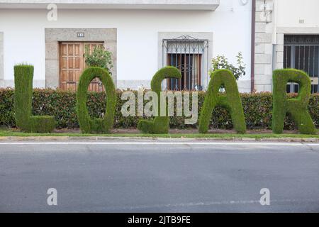 Skulptur mit grünen Buchstaben in Losar de la Vera, Caceres, Extremadura, Spanien Stockfoto