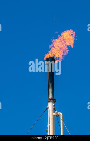 Der Flare stapeln auf dem sauren Gasbrunnen ist vom Ruß geschwärzt Stockfoto