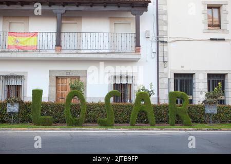 Skulptur mit grünen Buchstaben in Losar de la Vera, Caceres, Extremadura, Spanien Stockfoto