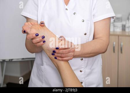 Fußmassage im Spa-Salon. Körperpflegekonzept Stockfoto