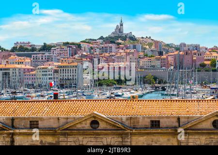 Marseille Alter Hafen mit Blick auf die berühmte Basilika Notre Dame auf dem Hügel. Stockfoto